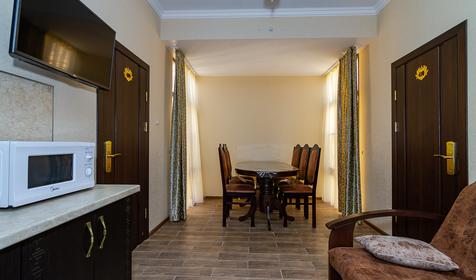 Апартаменты двухкомнатные, мансарда. Гостиница Империя, Анапа, Витязево