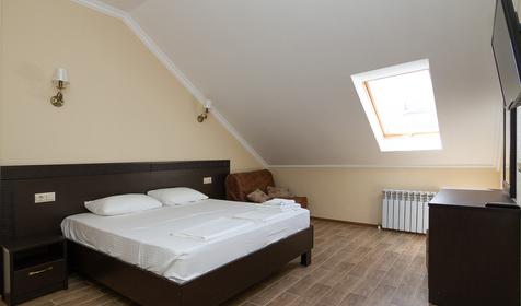 Апартаменты двухкомнатные, мансарда. Гостиница Империя, Анапа, Витязево