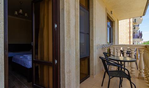 Полулюкс трехместный с балконом. Гостиница Империя, Анапа, Витязево