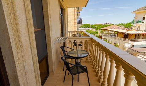 Полулюкс трехместный с балконом. Гостиница Империя, Анапа, Витязево