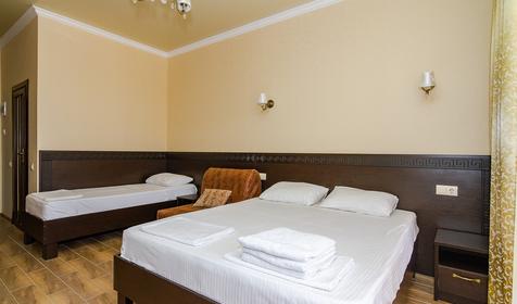 Полулюкс трехместный с балконом. Гостиница Империя, Анапа, Витязево