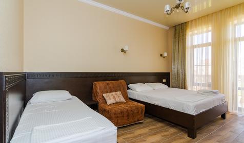 Полулюкс трехместный с балконом. Гостиница Империя, Анапа, Витязево