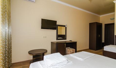 Полулюкс трехместный с балконом. Гостиница Империя, Анапа, Витязево