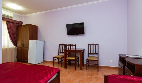 Трехместный номер с видом во двор. Гостевой дом Юг, Туапсинский район, п. Небуг