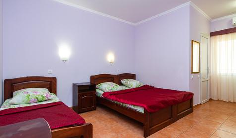 Трехместный номер с видом во двор. Гостевой дом Юг, Туапсинский район, п. Небуг