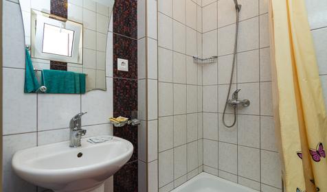 Трехместный номер с видом во двор. Гостевой дом Юг, Туапсинский район, п. Небуг