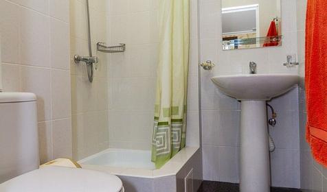 Четырехместный стандарт с видом на двор. Гостевой дом Юг, Туапсинский район, п. Небуг