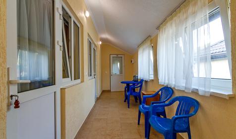 Четырехместный стандарт с видом на двор. Гостевой дом Юг, Туапсинский район, п. Небуг