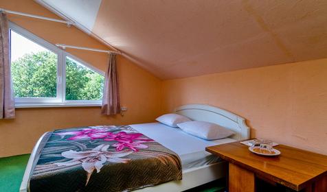 Стандарт на мансарде. Гостевой коттедж Южаночка, Сочи, Лоо