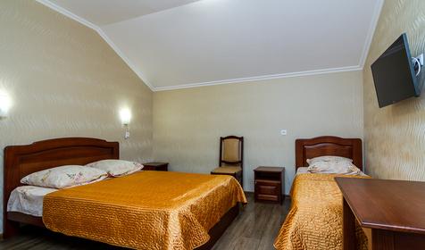 Трехместная мансарда. Гостевой дом Юг, Туапсинский район, п. Небуг