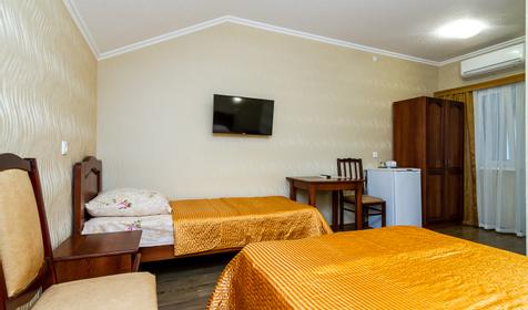 Трехместная мансарда. Гостевой дом Юг, Туапсинский район, п. Небуг