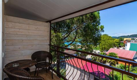 Трехместный номер с балконом (вид на море)