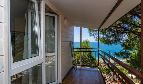 Четырехместный номер с балконом (вид на море)