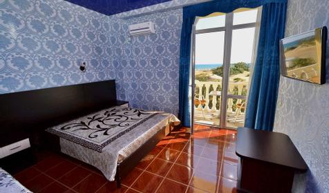 Трехместный полулюкс с балконом и видом на море