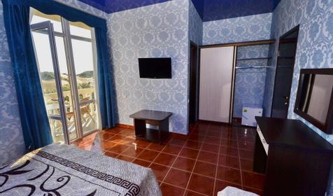 Трехместный полулюкс с балконом и видом на море