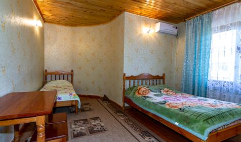 Трехместный однокомнатный, 2 этаж. Гостиница Эдельвейс, г. Ейск