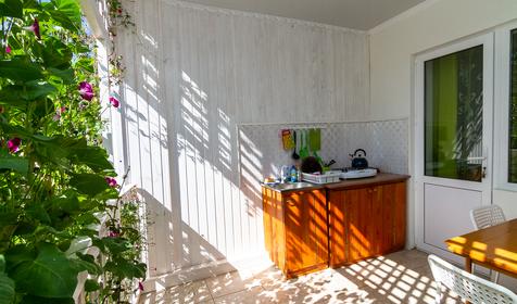 Трехместный с удобствами и кухней. Гостевой двор Альфия, Геленджик, Архипо-Осиповка