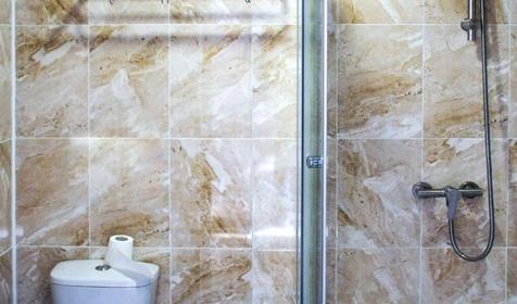 Стандартный трёх местный номер с одной двух спальной и одной односпальной кроватями.