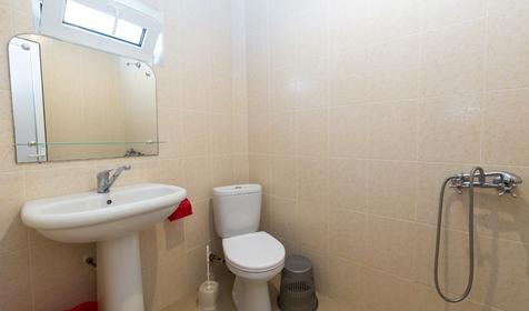 Стандарт трехместный с вентилятором. Гостиница Альбатрос 2. Сочи, Якорная Щель