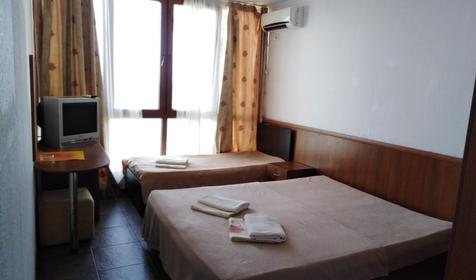 Трехместный стандарт с панорамными окнами и видом на море