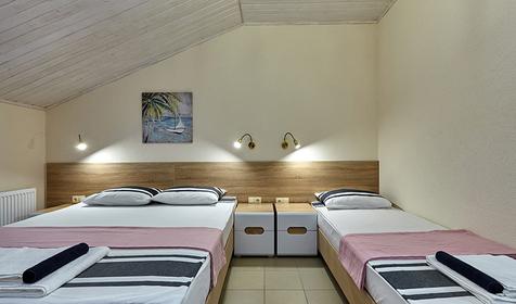 Стандарт трехместный однокомнатный. Отель Золотой фазан, Темрюк, Кучугуры