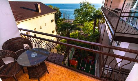 Двухкомнатный люкс с кухней-гостиной и балконом (вид на море)