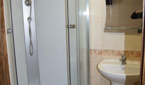 Трехместный в деревянном доме