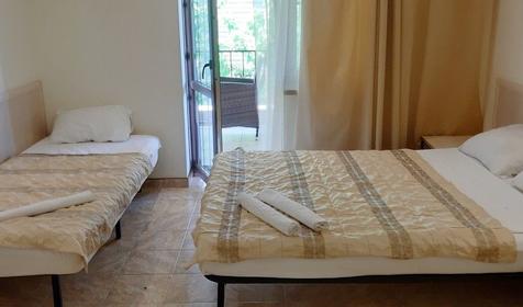 Трехместный номер с удобствами на этаже, 2 этаж. Гостевой дом на ул. Набережная 6б, Туапсинский район, п. Небуг