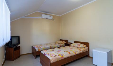 Трехместный стандарт эконом. Гостевой дом Солнечный берег, Анапа, Сукко