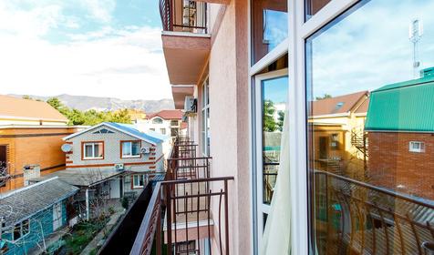 Четырехместный полулюкс с балконом