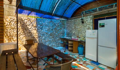 Двухэтажный домик. Гостевой комплекс по ул. Черноморская 27, Туапсинский район, п. Ольгинка