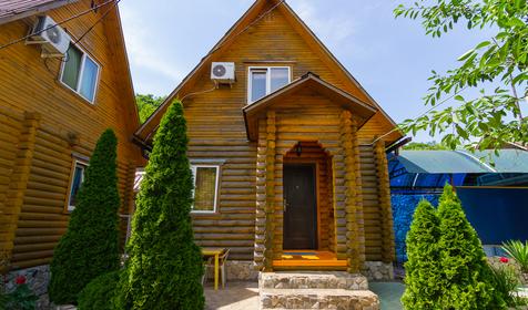 Двухэтажный домик. Гостевой комплекс по ул. Черноморская 27, Туапсинский район, п. Ольгинка