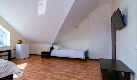 Трехместный с фронтоном и гардеробной (№28). Гостевой дом Адмирал, Туапсе, Небуг