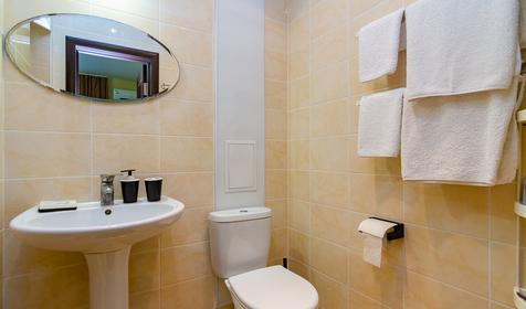 Четырехместный с балконом (№10) с балконом (№10). Гостевой дом Адмирал, Туапсе, Небуг