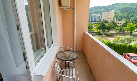 Трехместный с гардеробной и балконом (№18) с гардеробной и балконом (№18). Гостевой дом Адмирал, Туапсе, Небуг