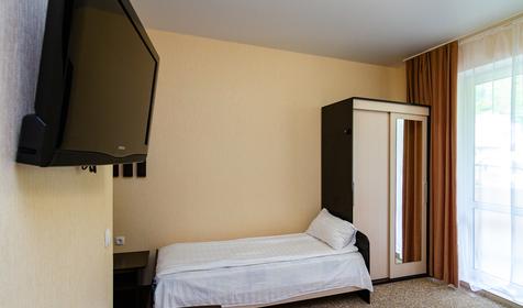 Трехместный с балконом (№19). Гостевой дом Адмирал, Туапсе, Небуг