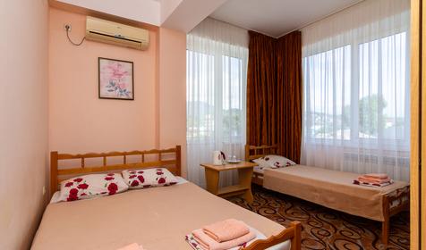 Трехместный стандарт с балконом. Гостевой дом Городок, п. Лазаревское