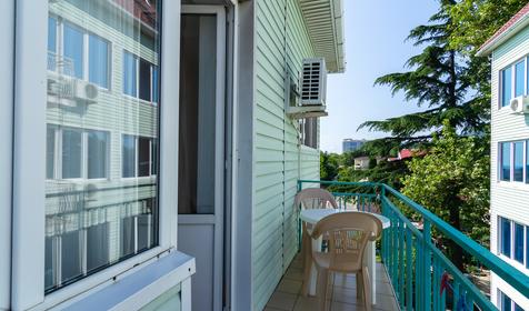 Трехместный стандарт с балконом. Гостевой дом Городок, п. Лазаревское