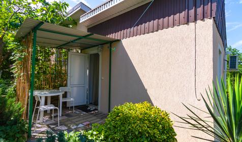 Двухместный отдельный домик. Гостевой дом Альпийская горка. Небуг