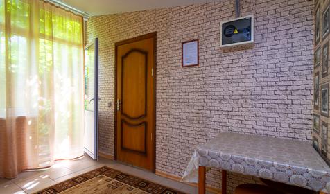 Трехместный отдельный домик с собственной кухней. Гостевой дом Альпийская горка. Небуг