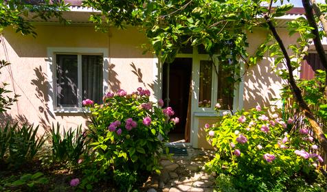 Трехместный отдельный домик с собственной кухней. Гостевой дом Альпийская горка. Небуг