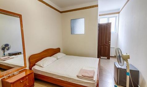 Стандарт двухместный (цоколь). Гостиница Круиз на Серафимовича. Геленджик