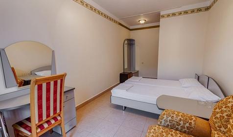 Стандарт двухместный (цоколь). Гостиница Круиз на Серафимовича. Геленджик
