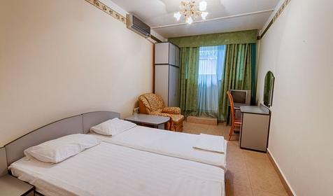 Стандарт двухместный (цоколь). Гостиница Круиз на Серафимовича. Геленджик