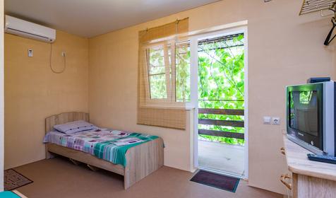 Трехместный с кондиционером. Гостевой дом На Береговой 18. Геленджик, Архипо-Осиповка