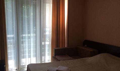 Трехместный комфорт с балконом и боковым видом на море