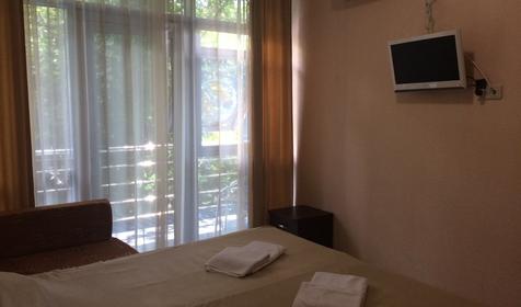 Трехместный комфорт с балконом и боковым видом на море