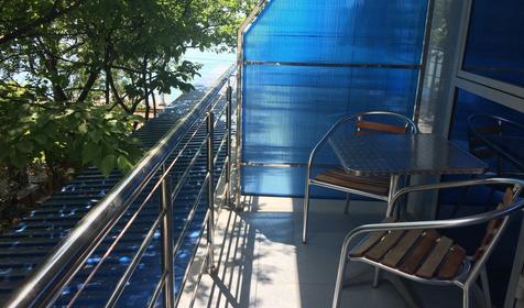 Трехместный комфорт с балконом и боковым видом на море