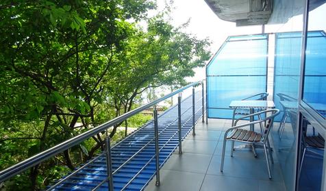 Трехместный комфорт с балконом и боковым видом на море
