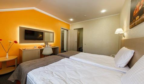 Совмещенный двухкомнатный шестиместный двухкомнатный шестиместный. Отель Мандарин (бывш. "Агат"). Анапа, Пионерский проспект